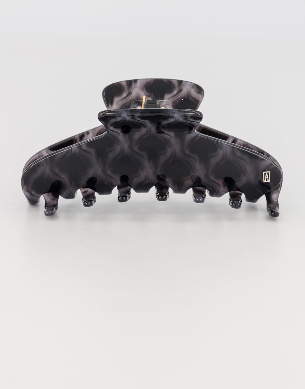Majeste large hair clip